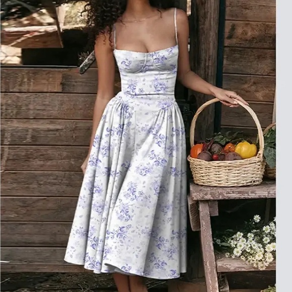 Dresses & Skirts - Stunning floral dress 🪻💫